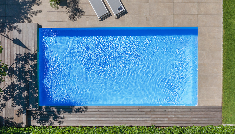 Pool in der Folienfarbe "French Blue"